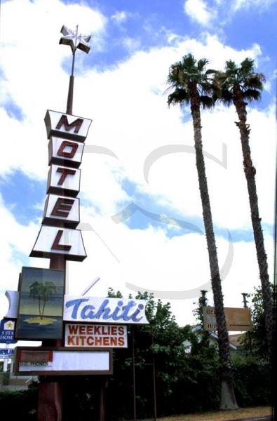 Tahiti Motel, Sign