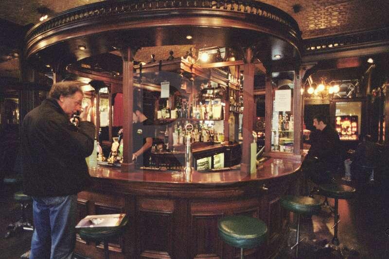 Paxton's Head Pub, Interior
